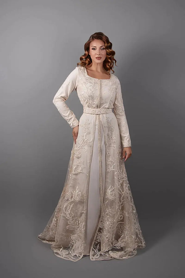 Marokkanischer Damenkaftan aus ecrufarbener Spitze