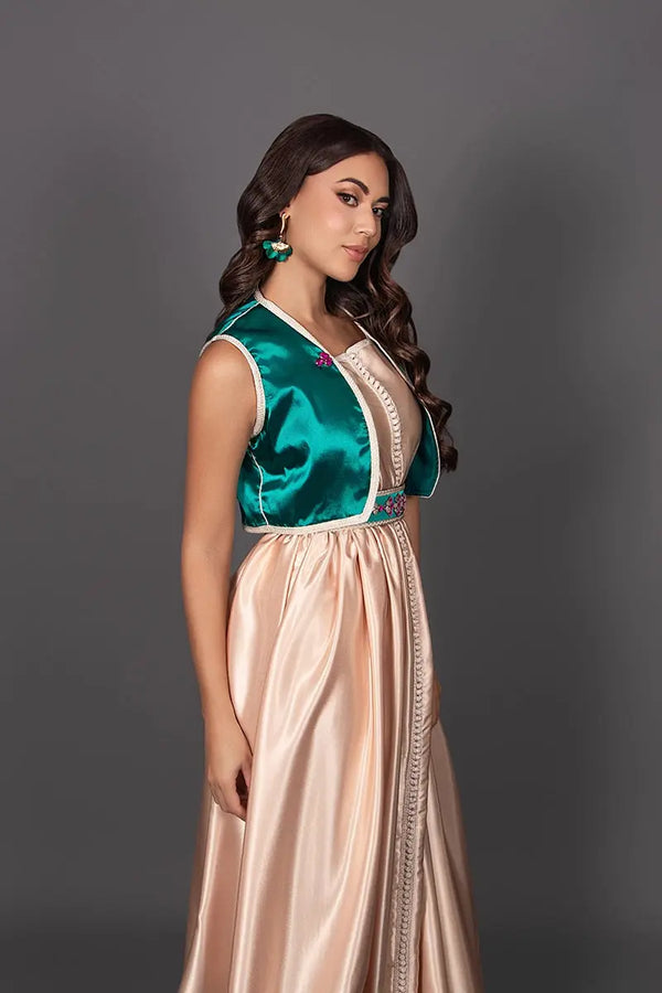 caftán de satén de seda color salmón, bolero verde