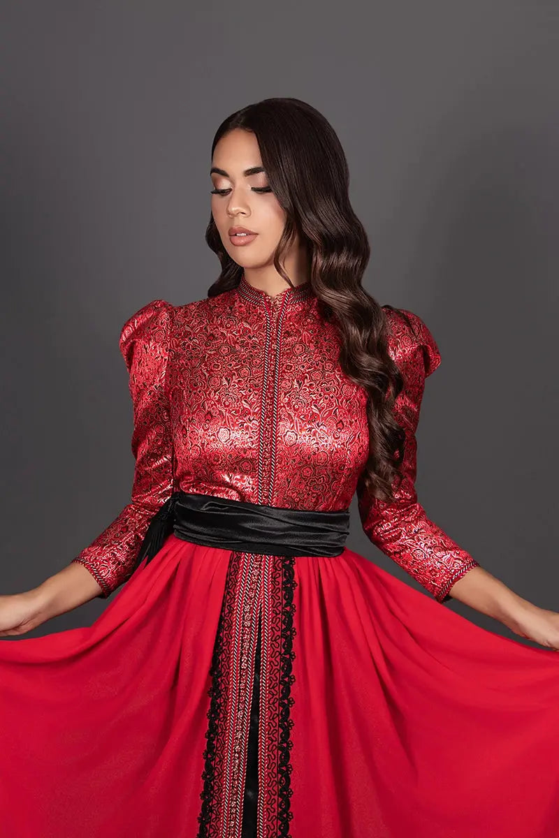 Detail of the slightly puffed gigot sleeves of the red kaftan.