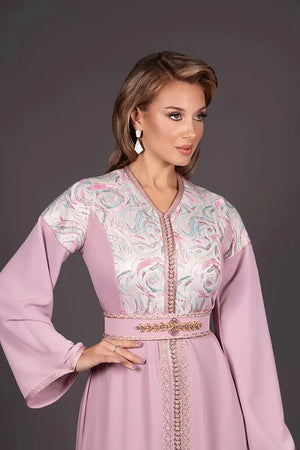 Rosa Kaftan aus Crêpe mit Brokateinsatz und handgefertigter Stickerei