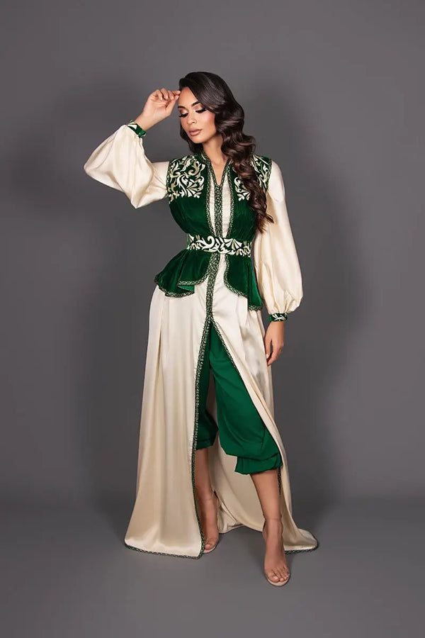 caftan femme ivoire avec pantalon vert en drap de soie et gilet velour vert bouteille