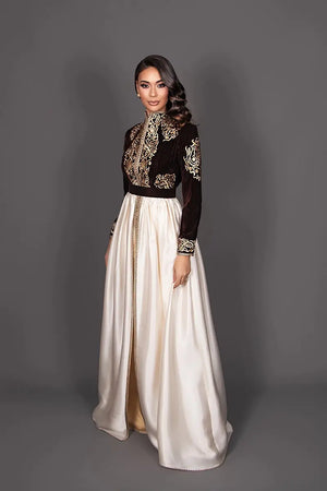 Marokkaanse kaftan voor gesluierde vrouw voor een islamitische bruiloft