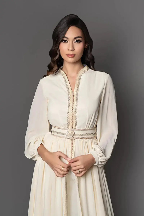 Caftan marocain ivoire chic pour cérémonie et mariage