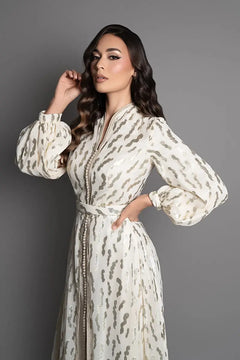 Elfenbeinfarbener Kaftan mit goldfarbenen Mustern und Ton-in-Ton-Gürtel – moderner marokkanischer Stil für Hochzeiten, Verlobungen und Feste.