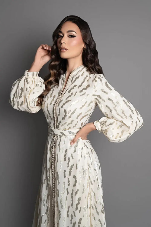 Elfenbeinfarbener Kaftan mit goldfarbenen Mustern und Ton-in-Ton-Gürtel – moderner marokkanischer Stil für Hochzeiten, Verlobungen und Feste.