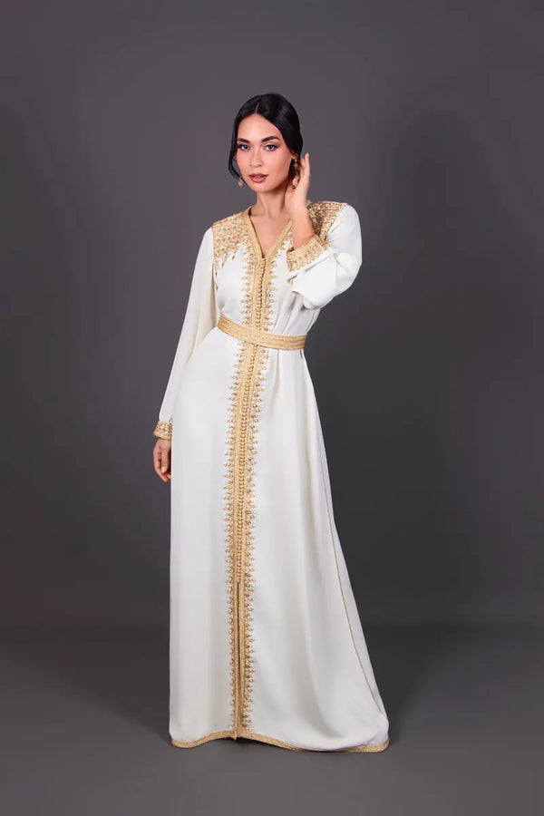 Caftán largo con abertura, elegantes galones dorados, silueta estilizada, perfecto para una velada oriental chic.