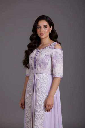 caftan marocain mauve et blanc, epaule denude