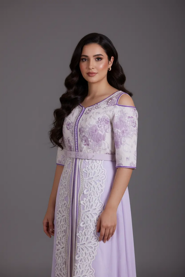caftan marocain mauve et blanc, epaule denude