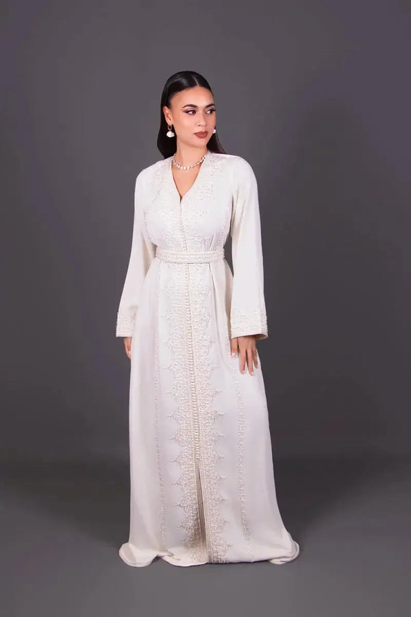 قفطان مغربي Patricia من الأمام، تطريز متناغم اللون وخرز مطرّز يدويًا