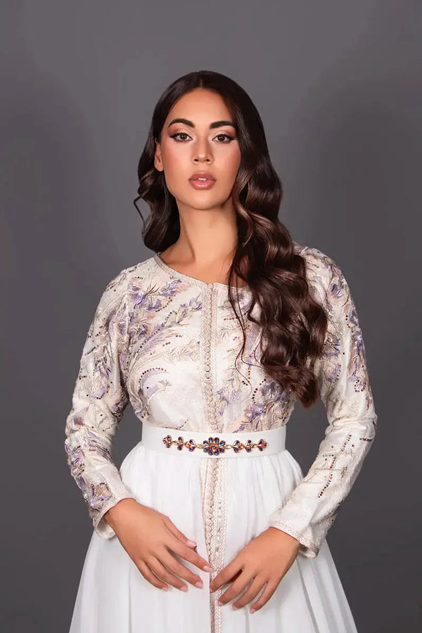 caftan marocain en dentelle et mousseline avec ceinture marocaine