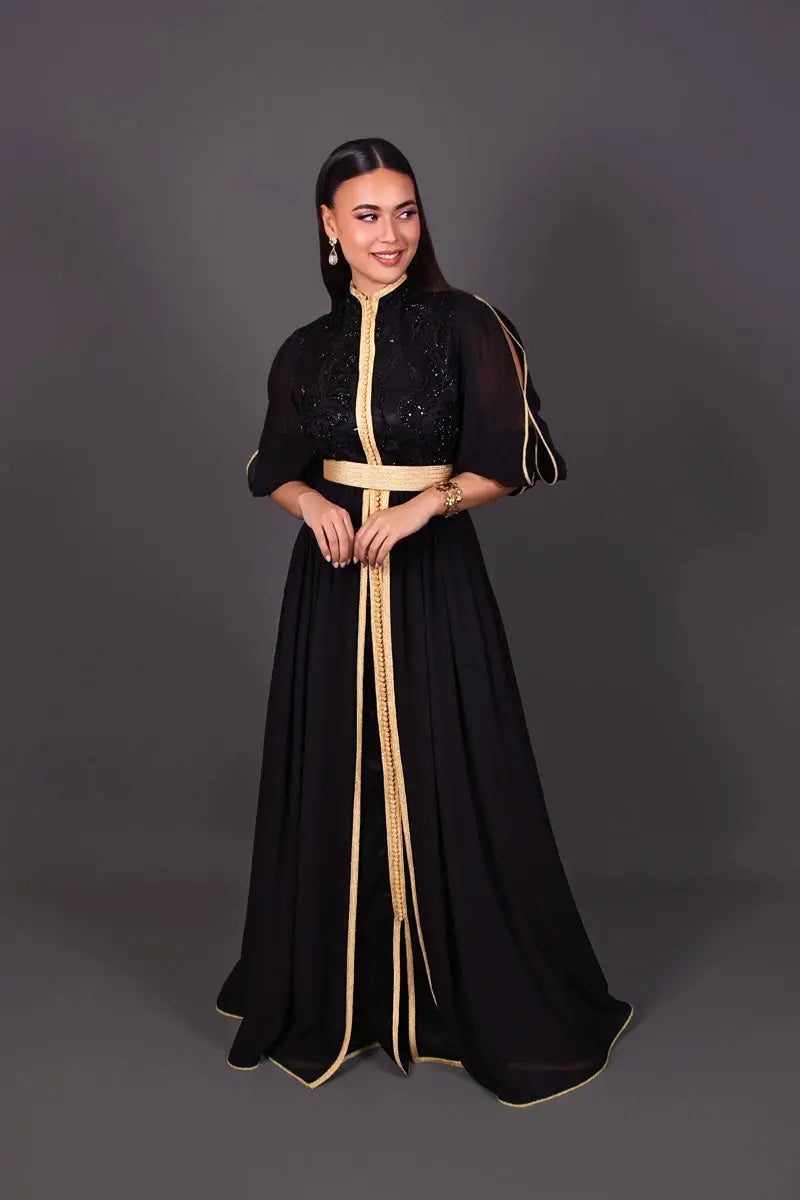 caftan marocain moderne en dentelle, mousseline et crepe noir 