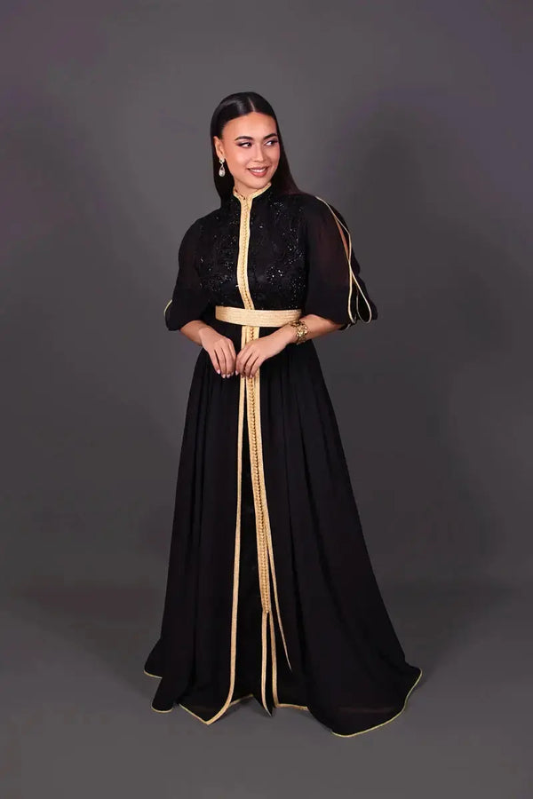 caftan marocain moderne en dentelle, mousseline et crepe noir 