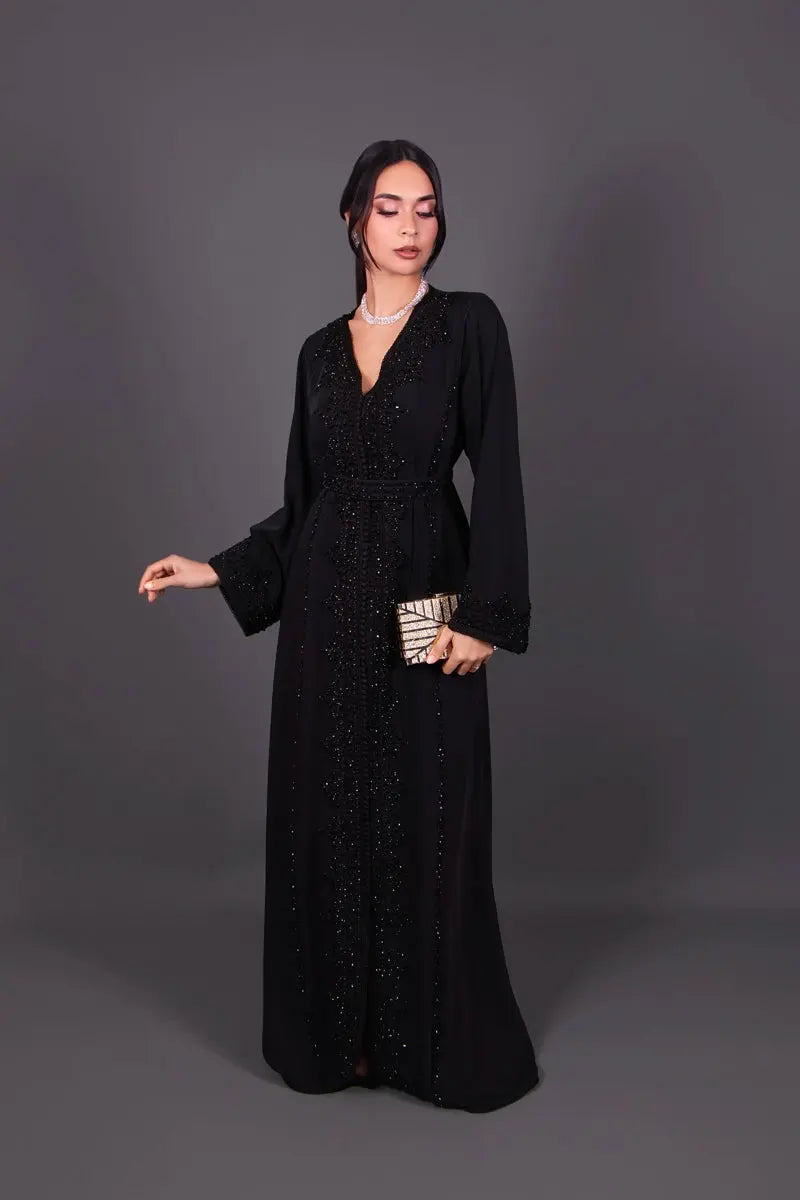 caftan marocain en crêpe noire brodé ert perlé ton sur ton avec ceinture à nouer 
