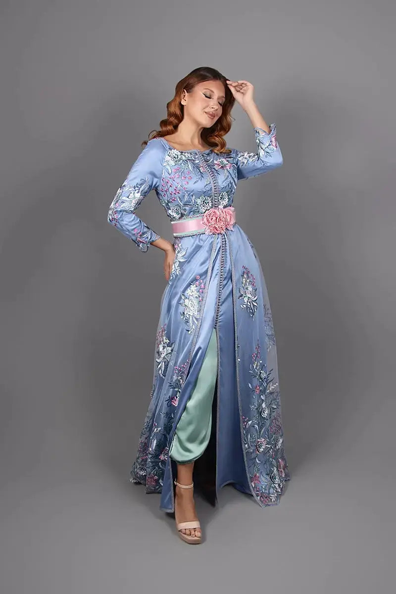 Blauwe kanten kaftan met groene wijde broek en bloemenriem