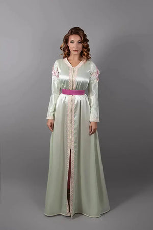 caftan marocain en satin de soie vert pastel et pantalon rose