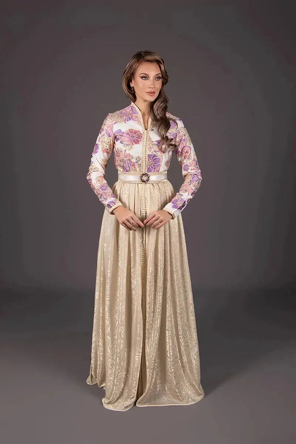 caftan de soirée traditionnel à manches longues brocard violet ajusté par une ceinture blanche sur une longue jupe dorée tombante.
