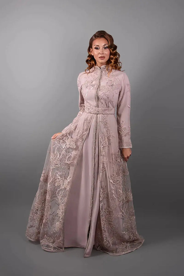 Pink Moroccan kaftan with refined lace and a high neckline for veiled women