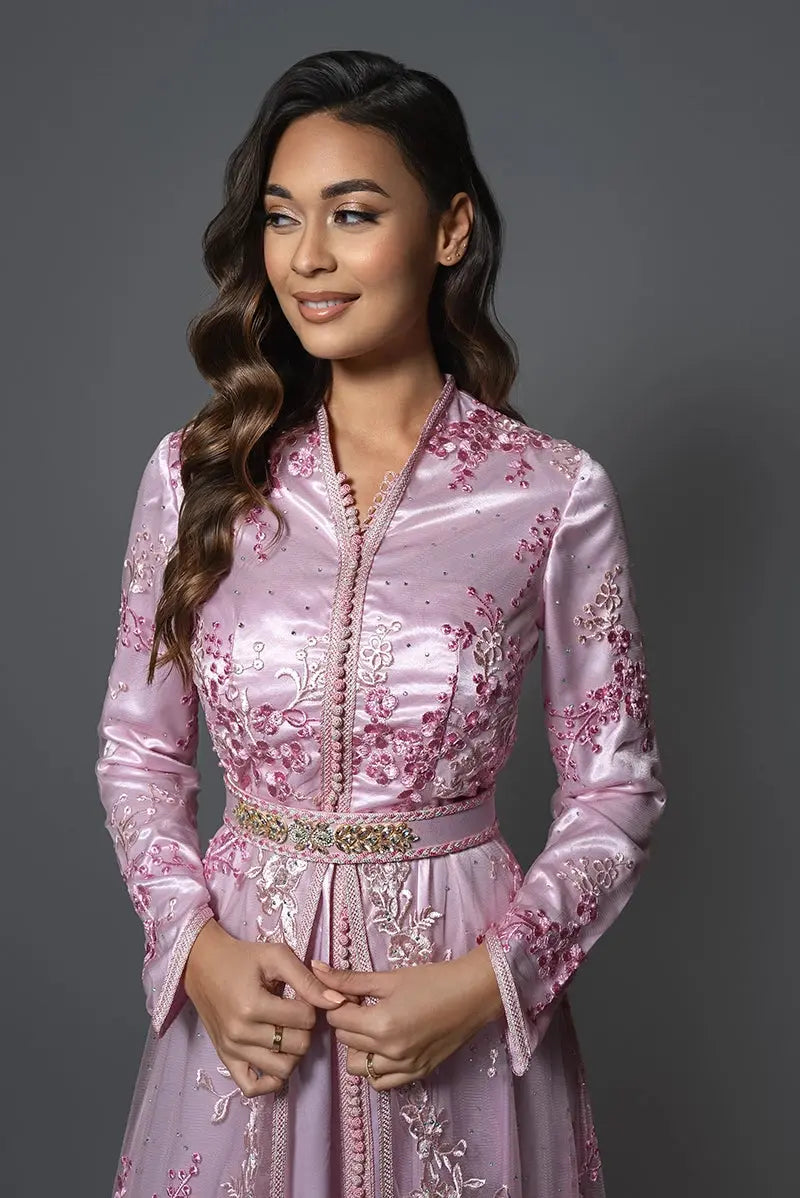 Vue intégrale du caftan Aydene rose poudré, confectionné en satin et tulle brodé, idéal pour mariage, fiançailles et occasions spéciales.