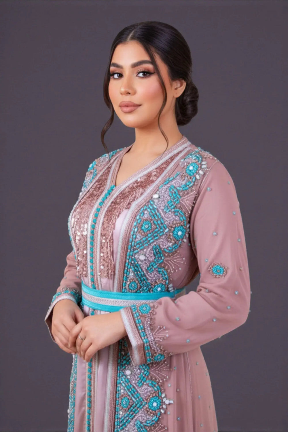 Caftan marocain haute gamme en sari vieux rose très perlé 