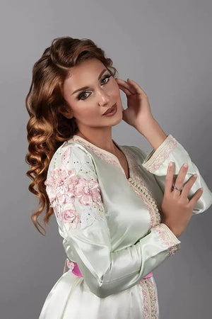 caftan marocain vert pastel en satin avec pantalon rose 