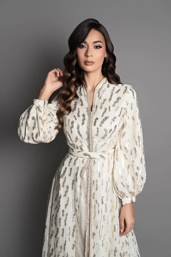 Elfenbeinfarbener marokkanischer Kaftan mit glänzenden goldfarbenen Mustern und eleganter femininer Silhouette für marokkanische Hochzeiten und prestigeträchtige Veranstaltungen.