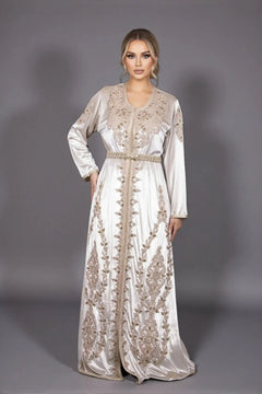 caftan traditionnel marocain brodé d'or sera parfait pour un mariage en hiver 