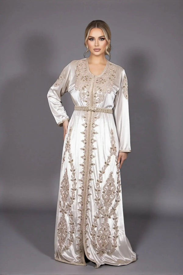 caftan traditionnel marocain brodé d'or sera parfait pour un mariage en hiver 
