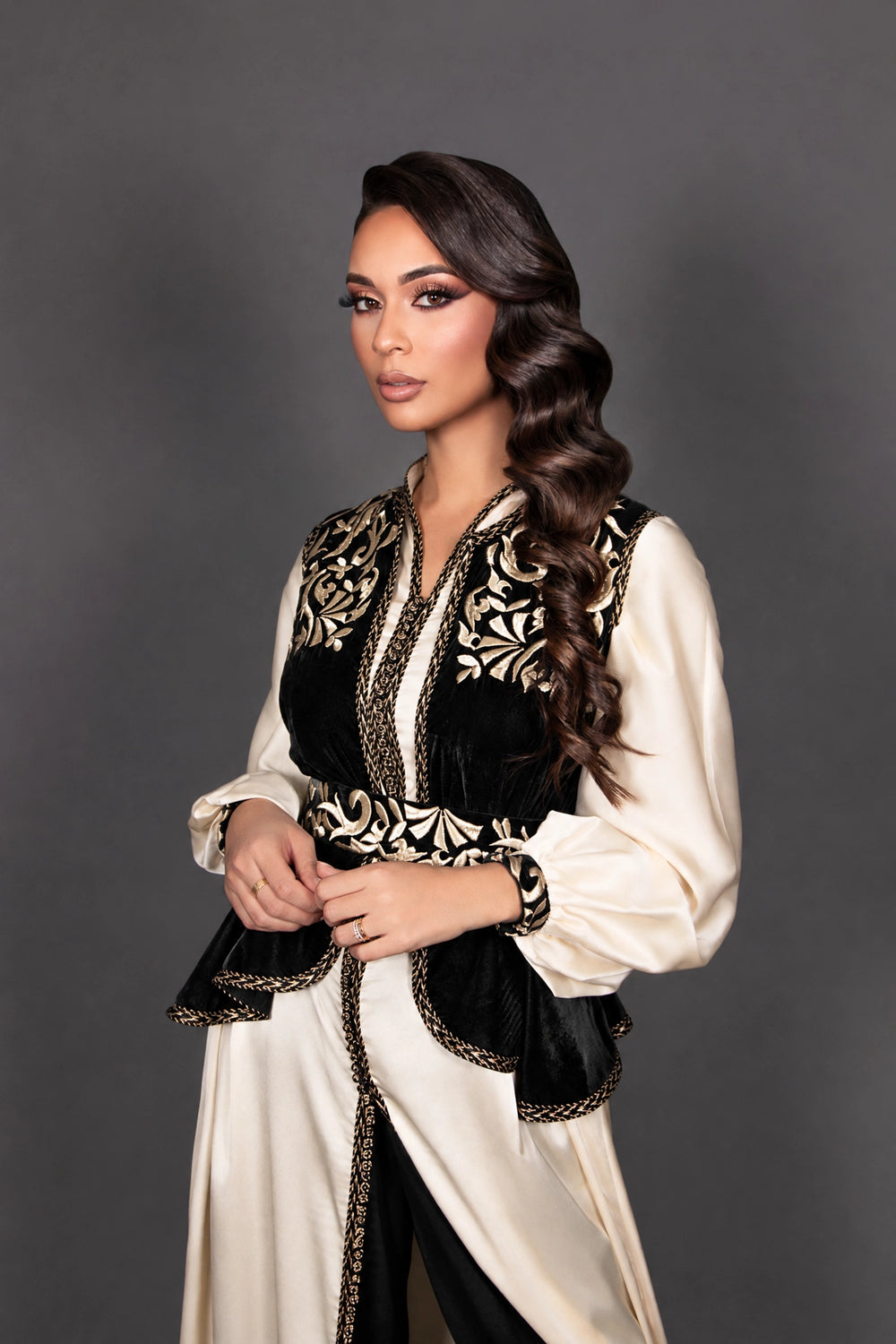 Caftan robe Orelysse noir avec pantalon fluide et gilet en velours