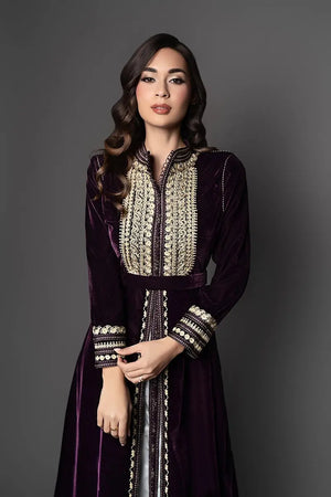 caftan marocain en velour prune, broderie dorée 