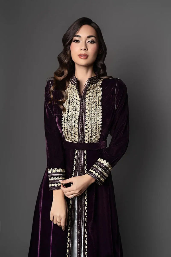 caftan marocain en velour prune, broderie dorée 