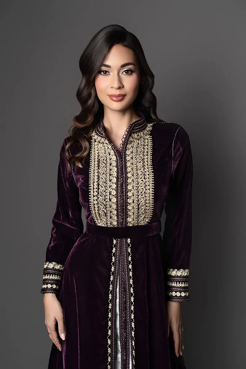 caftan marocain en velour prune broderie dorée col officier 