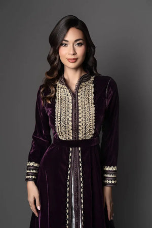 caftan marocain en velours prune, le contraste luxueux des broderies dorées et le travail minutieux autour du col.