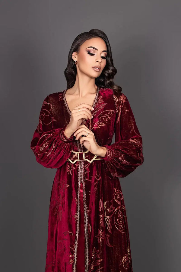Marokkaanse kaftan van bordeauxkleurig fluweel met gouden sfifa-afwerking en ambachtelijke ceintuur