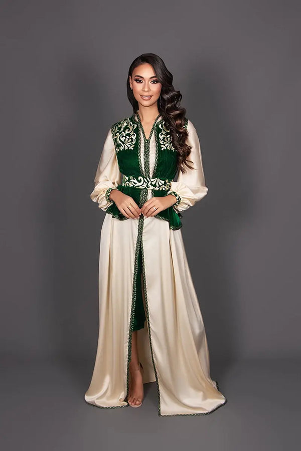 caftan femme ivoire avec pantalon vert en drap de soie et gilet velour vert bouteille