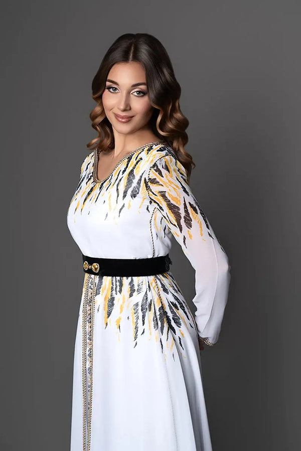 Traditioneller marokkanischer Kaftan aus weißem und gelbem Chiffon