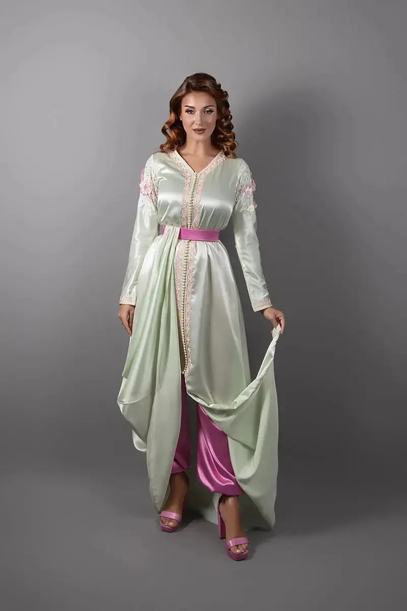 caftan marocain vert pale simple avec panlon rose et ceinture 