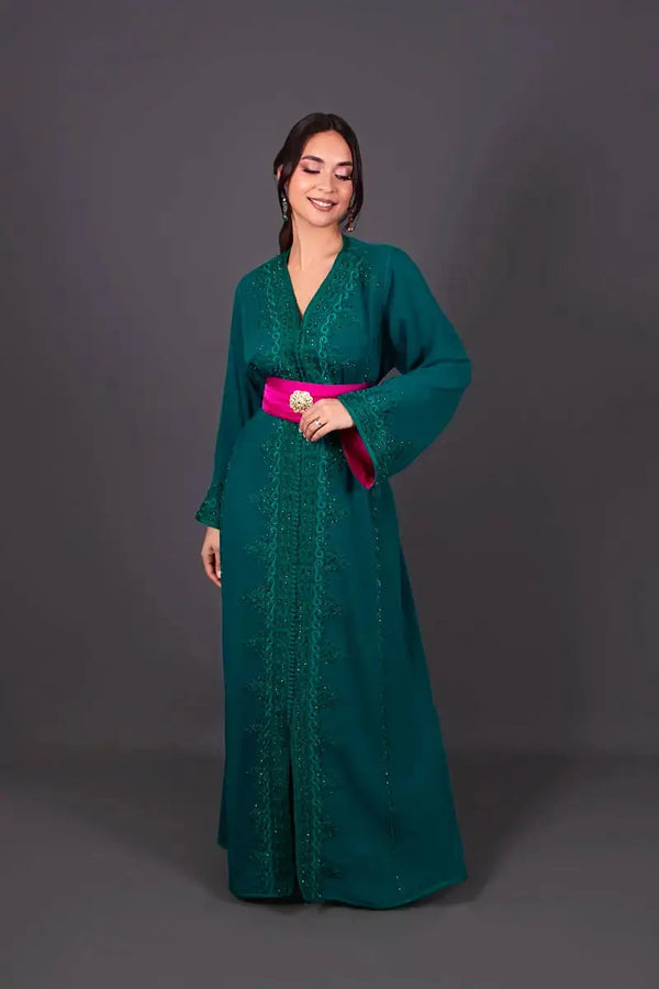caftan moderne en crêpe vert et fuschia avec ceinture drapée