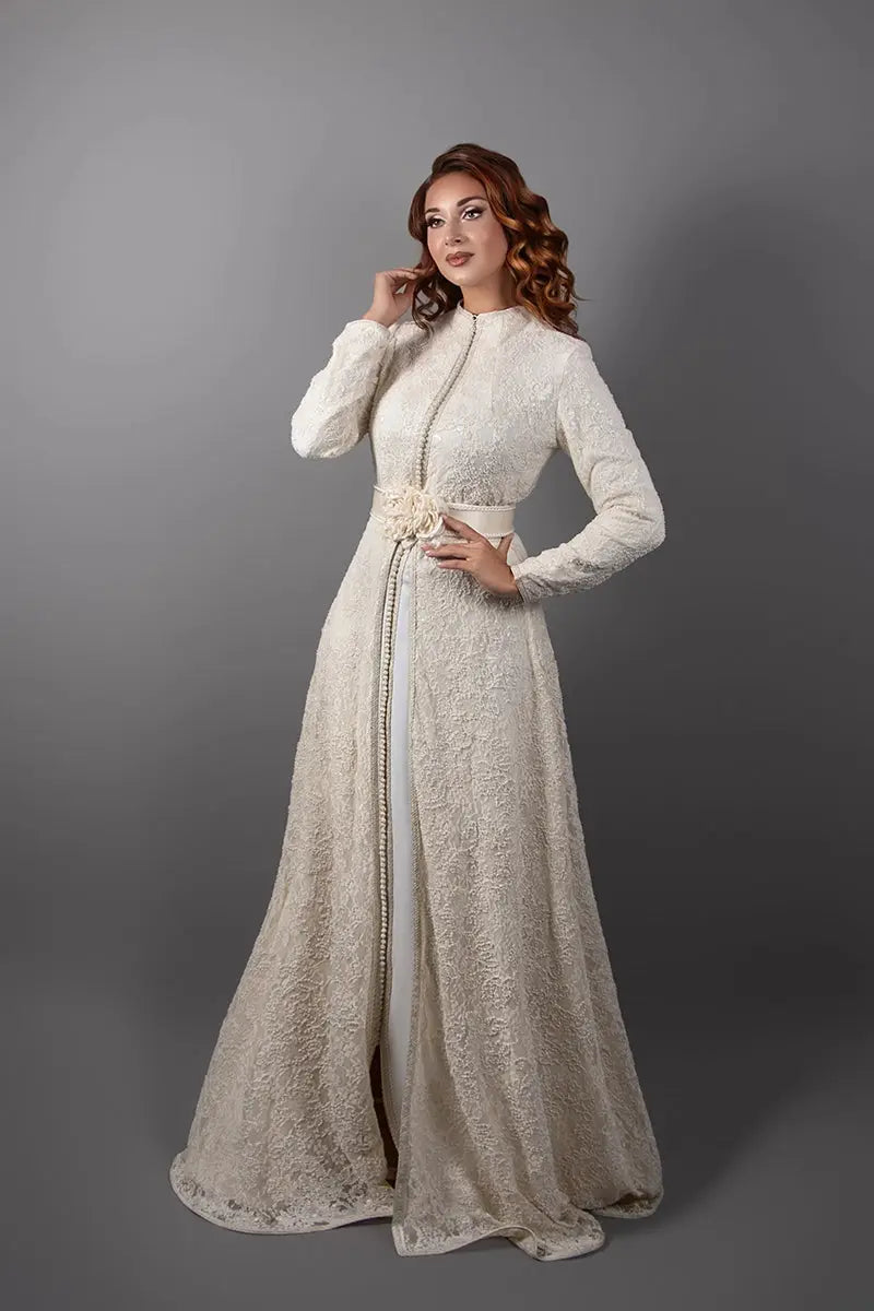 Caftan marocain ivoire avec coupe longue et col montant pour femme voilée