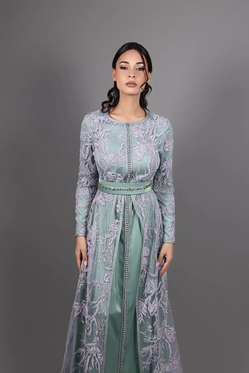 caftan marocain dentelle mauve pour femme arabe invitée à un mariage arabe