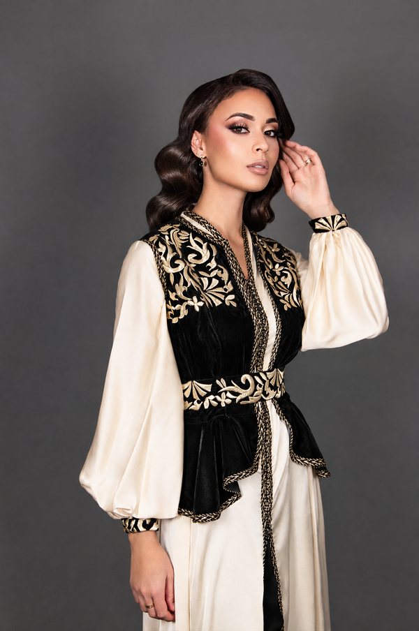 Détail du gilet en velours noir du caftan Orelysse