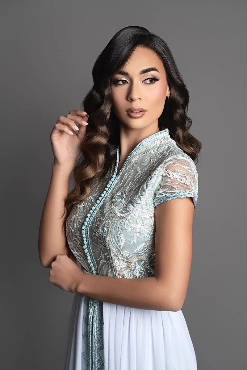 Marokkaanse kaftan van kant in zeegroen met een lamébroek en een geborduurde mousselinerok