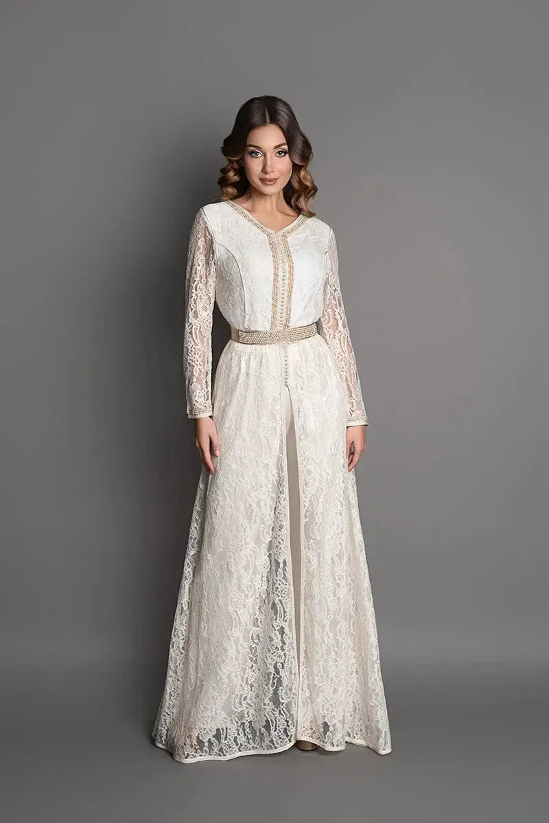 caftan marocain avec pantalon en dentelle écru et satin de soie, ceinture marocaine perlée