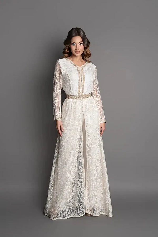 Marokkanischer kaftan mit Hose aus ecrufarbener Spitze und Seidensatin, perlenbesetzter marokkanischer Gürtel