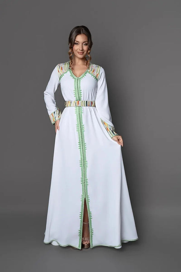 Caftan marocain Pipa blanc lumineux avec ceinture imprimée assortie, silhouette féminine élégante et finitions traditionnelles faites main.