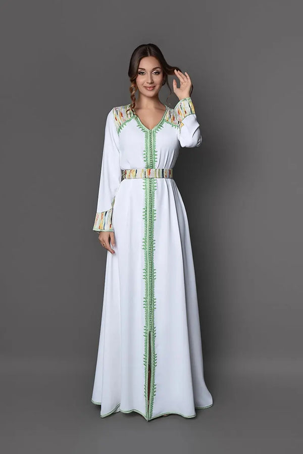 Caftan blanc Pipa avec sfifa vert pastel et détails multicolores sur les épaules et poignets, confection marocaine artisanale.