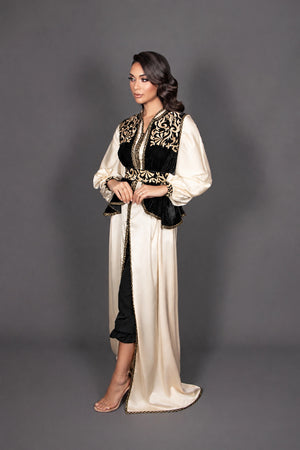Caftan robe noir porté avec un pantalon fluide