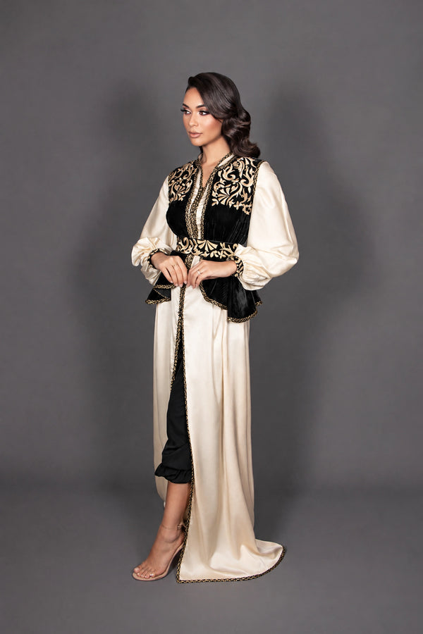 Caftan robe noir porté avec un pantalon fluide