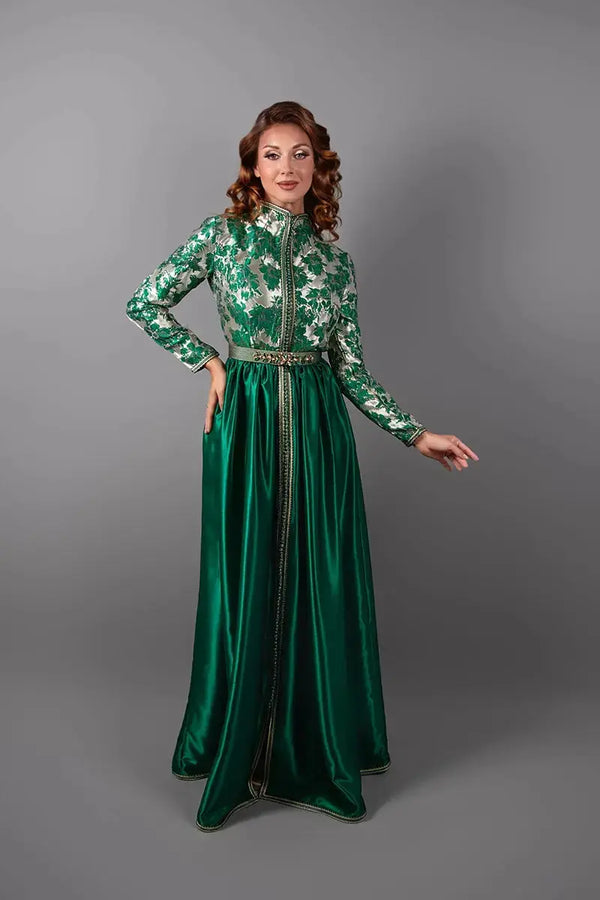 Caftan Salwane vert avec ceinture ornée et manches longues