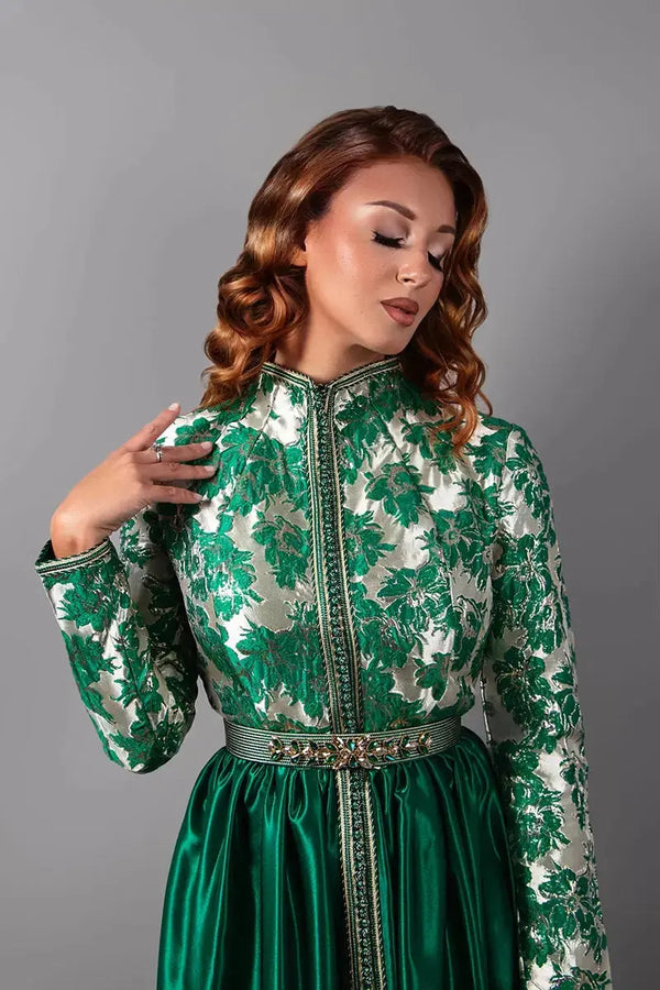 Détail du buste brodé du Caftan Salwane vert