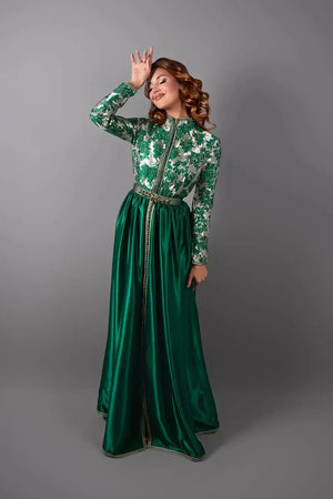 Caftan Salwane vert satiné porté en mouvement